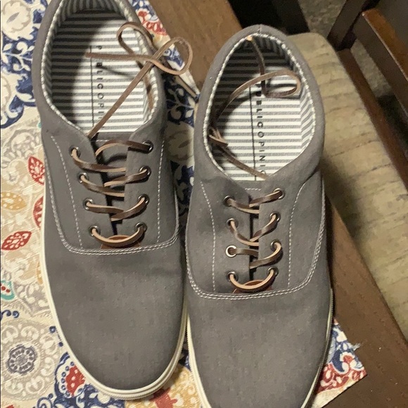 Men’s 10.5 shoes - Picture 2 of 3